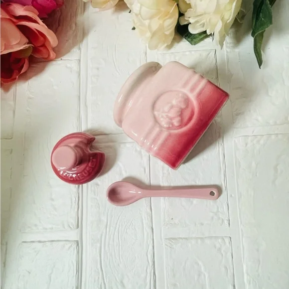 Le Creuset Stoneware Jam Jar Storage Container with Matching Spoon 15 fl ounces - Picture 2 of 5